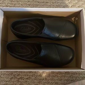 7️⃣ pair of black flats from Clark’s